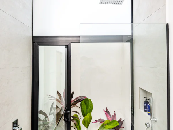 Elegante Baño con Vista al Jardín Interior