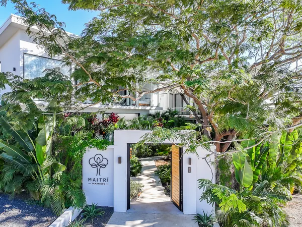 Impresionante Moderno Villa Entrada con Lush Greenery