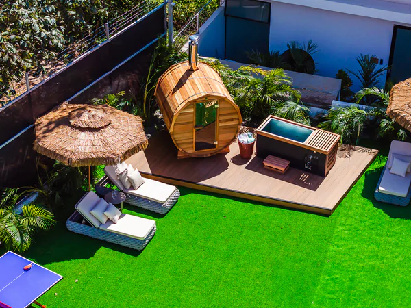 Lujoso Exterior Oasis con Sauna y Lounge Área