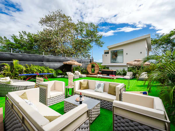 Lujoso Exterior Oasis con Elegante Seating y Lush Greenery