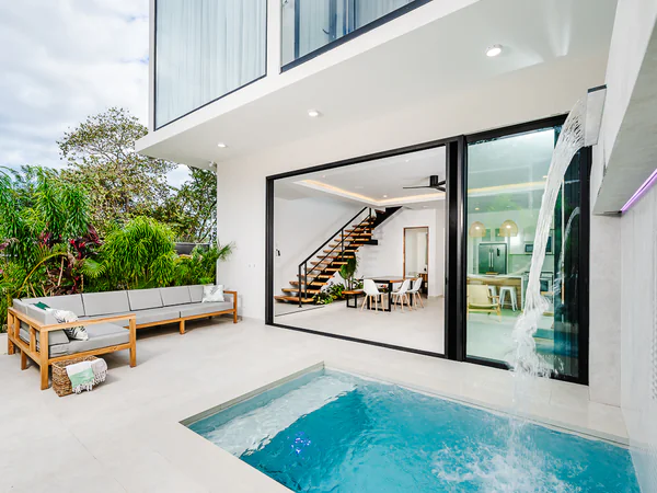 Elegante Exterior Oasis con Moderno Piscina y Lounge