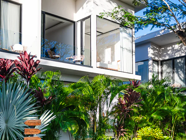 Impresionante Moderno Villa con Lush Greenery