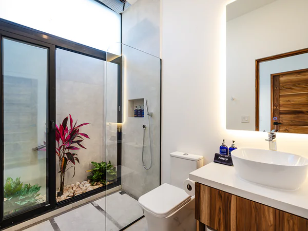 legante Baño Inspirado en Spa con Vista al Jardín