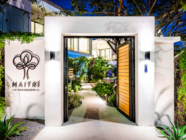 Elegante Villa Entrada con Lush Greenery