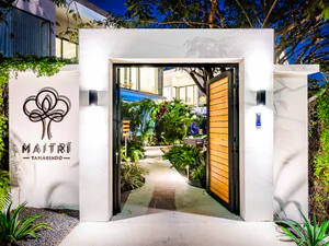 Elegante Villa Entrada con Lush Greenery