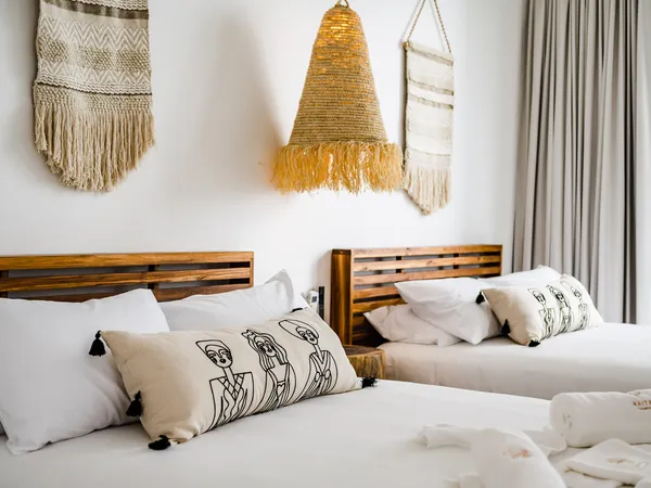 Elegante Twin Habitación con Artistic Decoración