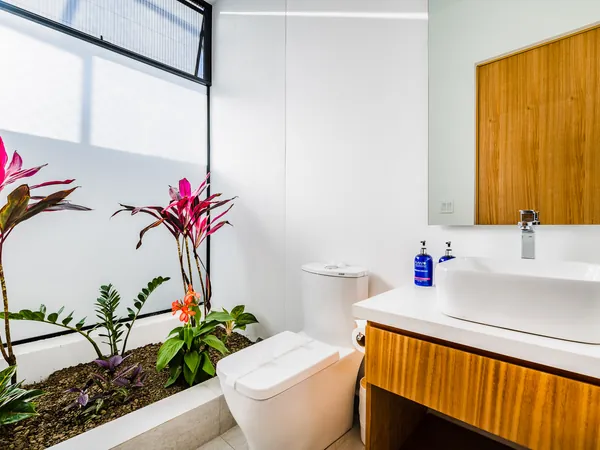 Elegante Baño con Interior Jardín Oasis
