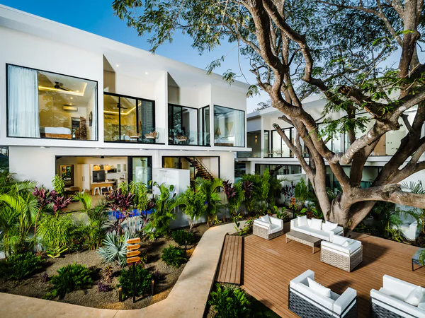 Impresionante Moderno Villa con Lush Exterior Oasis