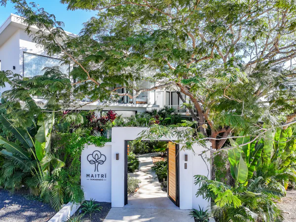 Elegante Villa Entrada Surrounded by Lush Greenery