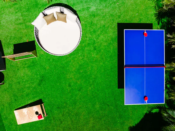 Lujoso Exterior Recreation Área con Ping Pong y Lounge