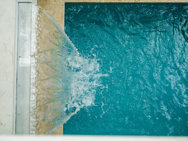 Lujoso junto una la Piscina Oasis con Cascading Water Característica