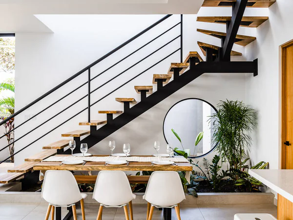 Elegante Espacio de Comedor con Escalera Moderna