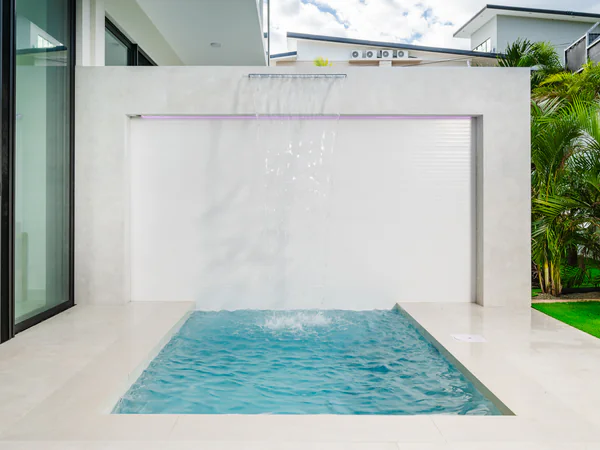 Elegante Exterior Oasis con Waterfall Característica