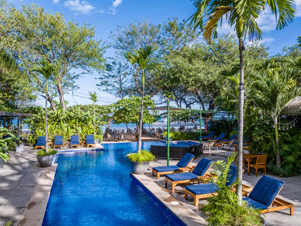 Exquisite junto una la Piscina Oasis con Lush Tropical Surroundings
