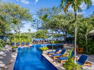 Exquisite junto una la Piscina Oasis con Lush Tropical Surroundings
