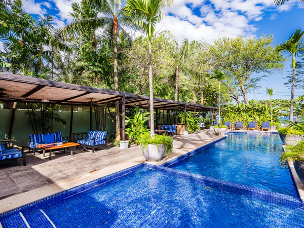 Exquisite Exterior Oasis con Lujoso junto una la Piscina Retiro