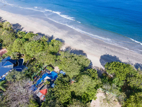 Exquisite Frente una la Playa Villa con Lush Gardens y Piscina